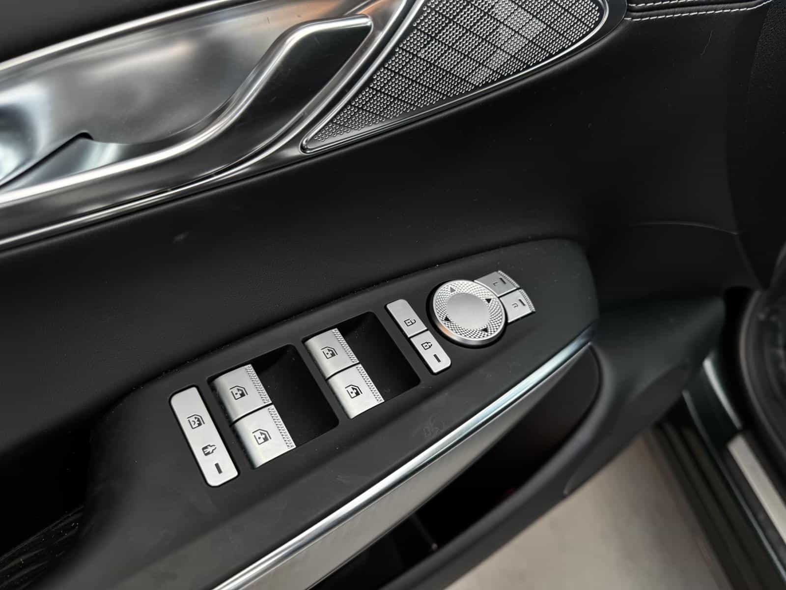 2022 Genesis GV70 Select 2.5T - Image 11