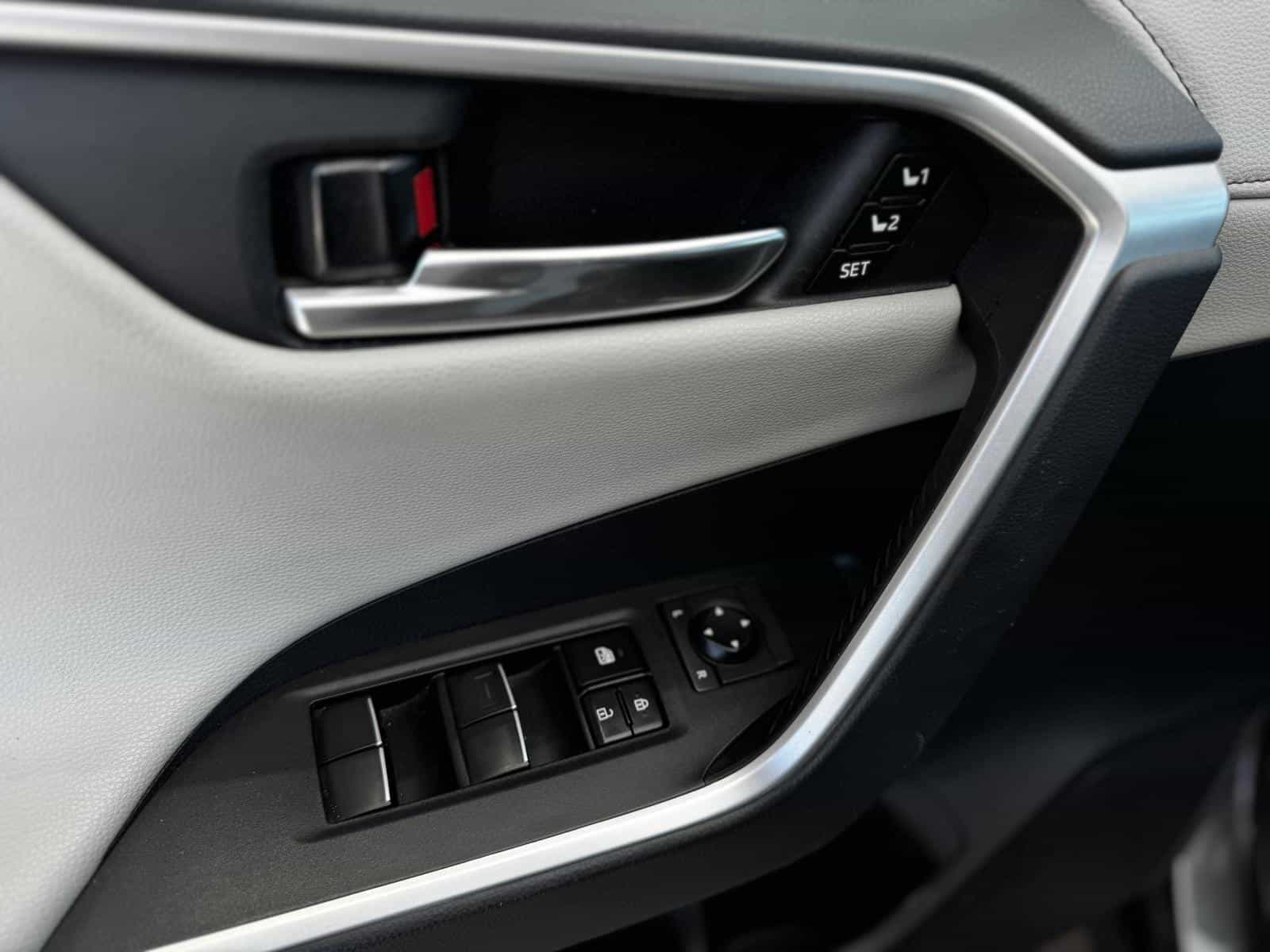2019 Toyota Rav4 Limited - Image 12