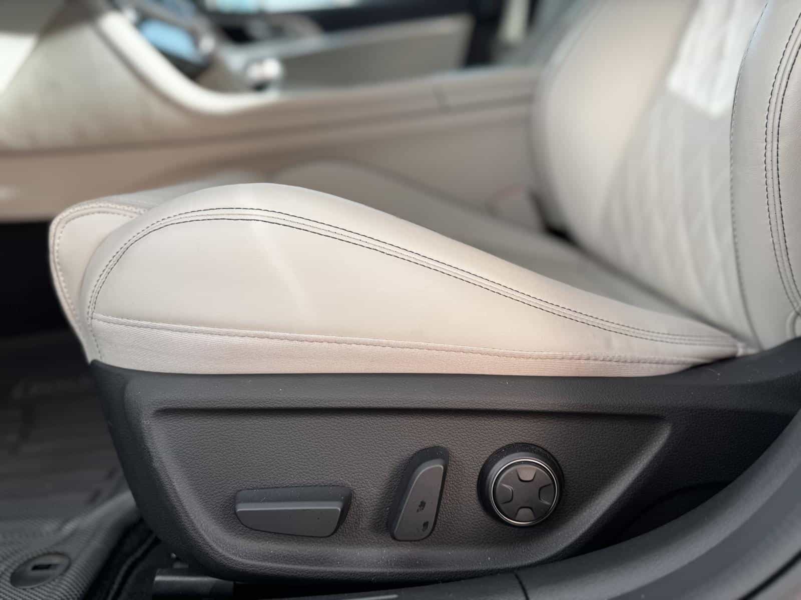 2025 Genesis G70 Prestige 2.5T - Image 14