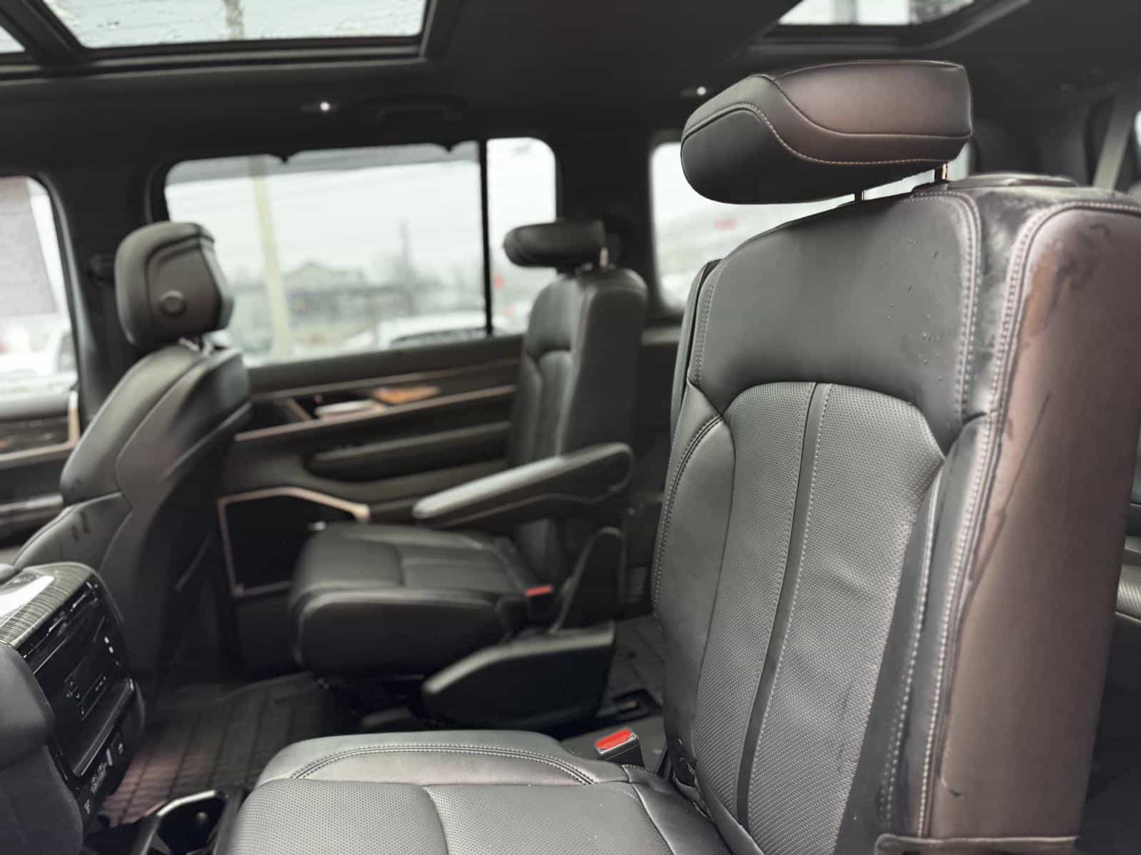 2022 Jeep Wagoneer Series III - Image 11