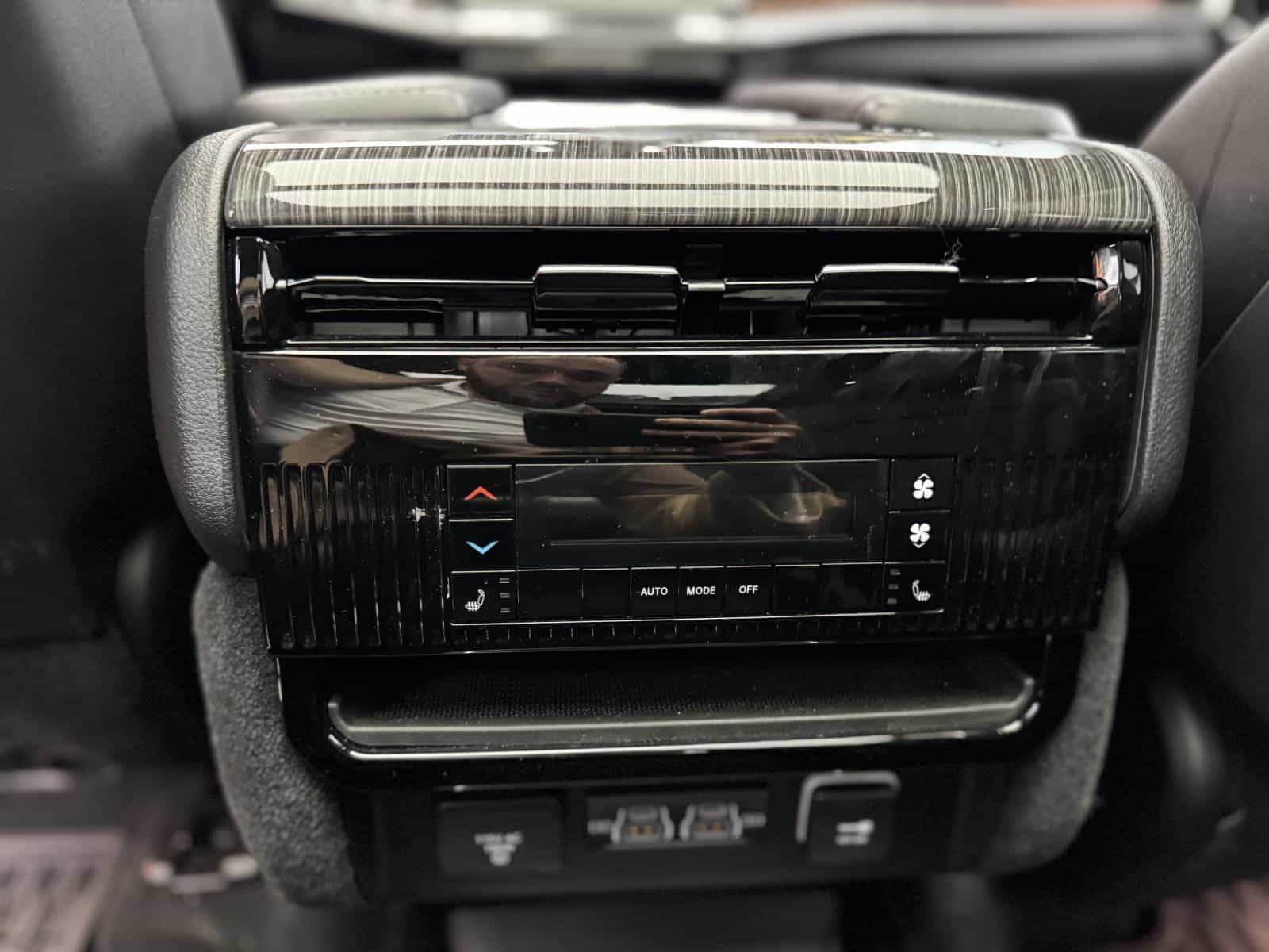 2022 Jeep Wagoneer Series III - Image 12