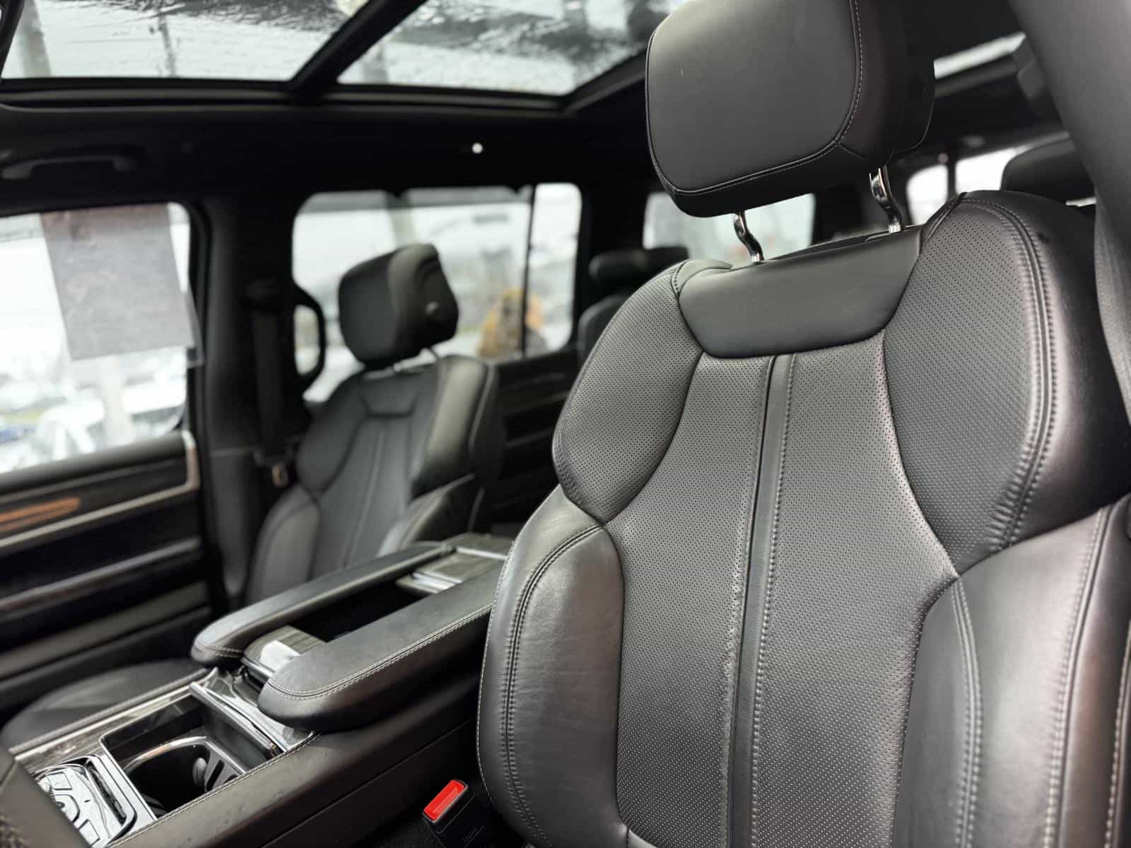 2022 Jeep Wagoneer Series III - Image 16