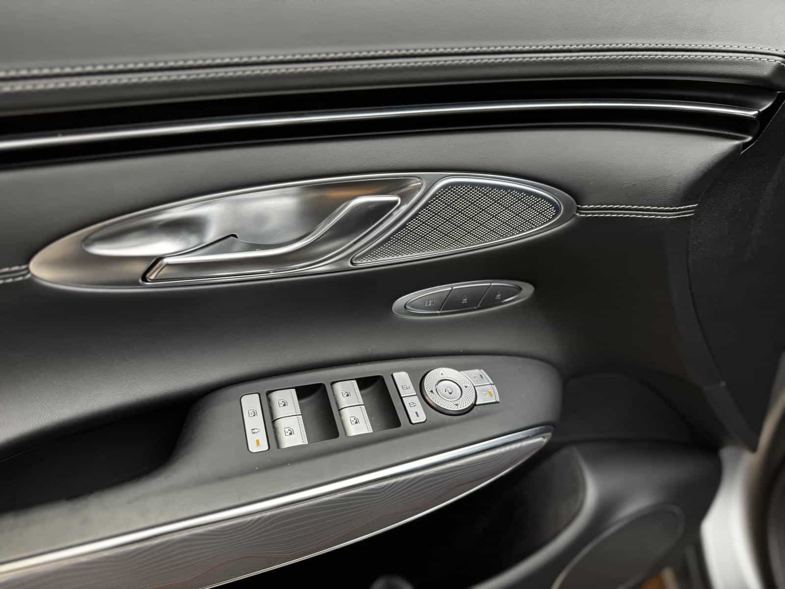 2023 Genesis GV70 2.5T Advanced Plus - Image 13
