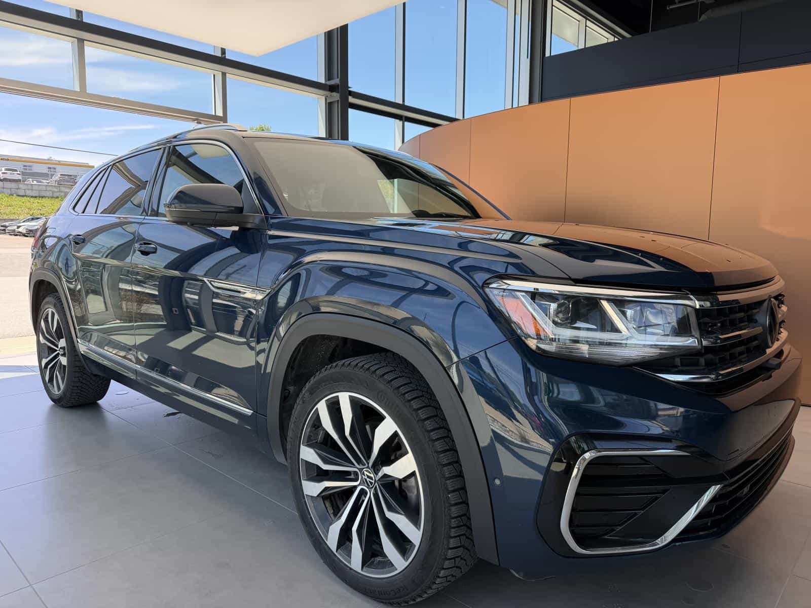 2023 Volkswagen Atlas Cross Sport Execline - Image 1